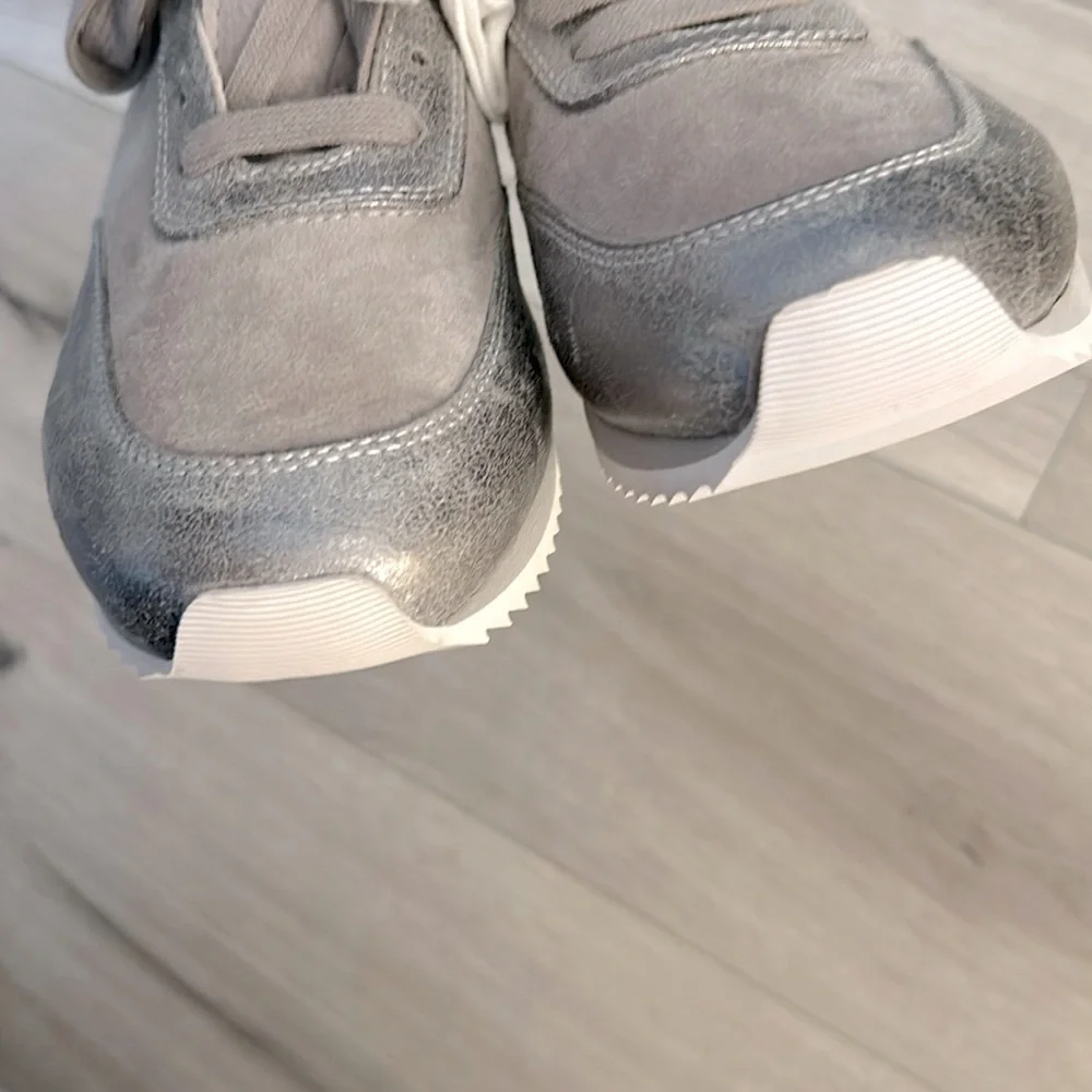 New Johnston & Murphy Gray + White Silver Athletic Lace Up Sneakers - Picture 13 of 17
